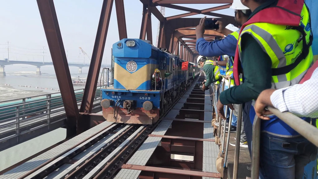 যমুনা রেলসেতু দিয়ে পরীক্ষামূলক ট্রেন চলাচল শুরু