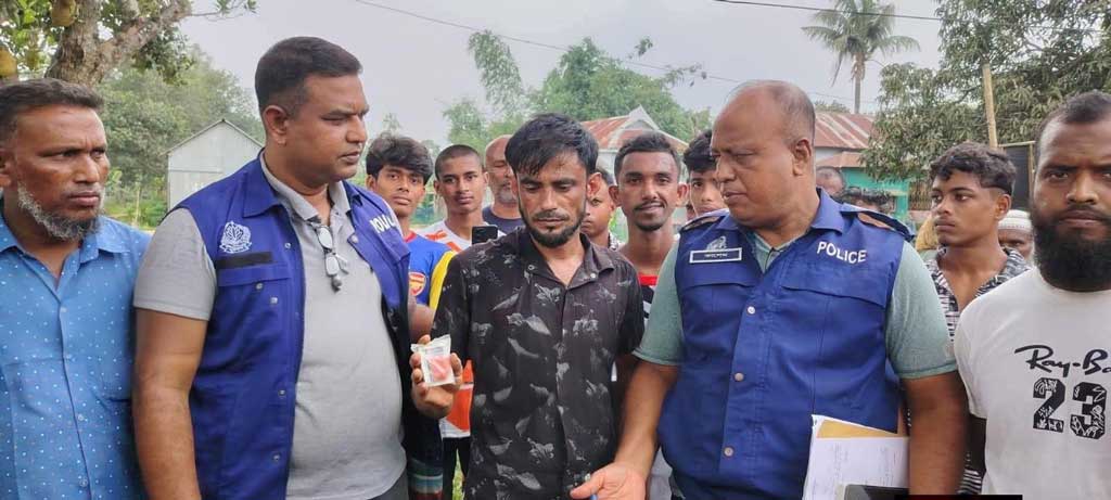 সখীপুরে ইয়াবাসহ আটক যুবককে পুলিশে দিলেন স্থানীয়রা