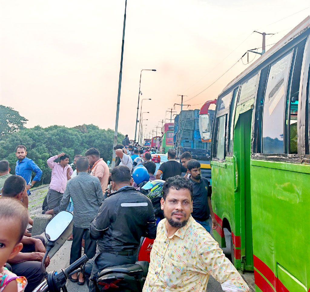 চন্দ্রা পার হওয়ার পর কালিয়াকৈর, মির্জাপুর, টাঙ্গাইল ও যমুনা সেতুর পূর্ব পাড় পর্যন্ত বিভিন্ন পয়েন্টে থেমে থেমে যানজট। ছবি: আজকের পত্রিকা