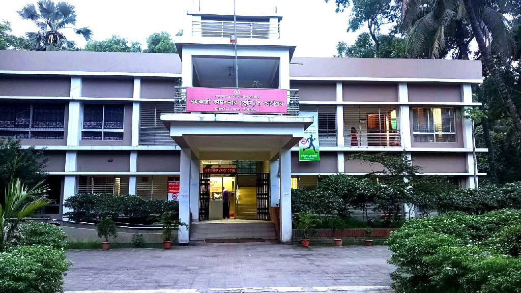 এসি ল্যান্ড দপ্তরের নামে দেড় কোটি টাকা আদায়
