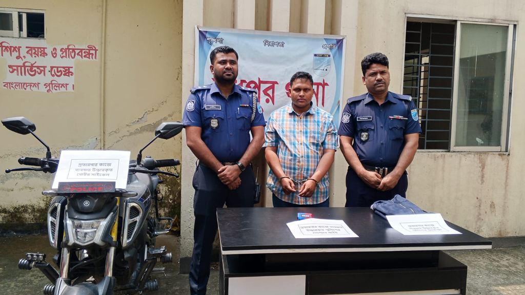 থানায় গিয়ে পুলিশ পরিচয়ে তদবির, সন্দেহজনক আচরণে ধরা