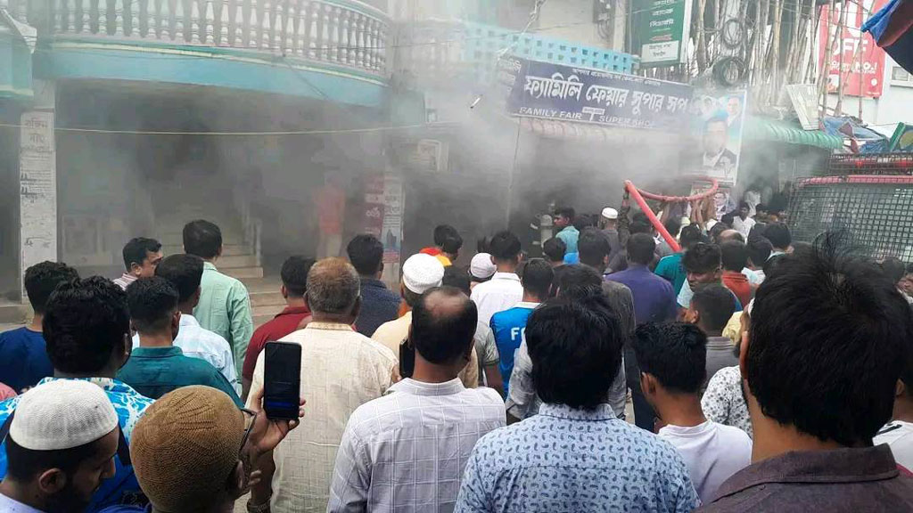 টাঙ্গাইলে সুপার শপে আগুন, ৩ ঘণ্টা পর আগুন নিয়ন্ত্রণে