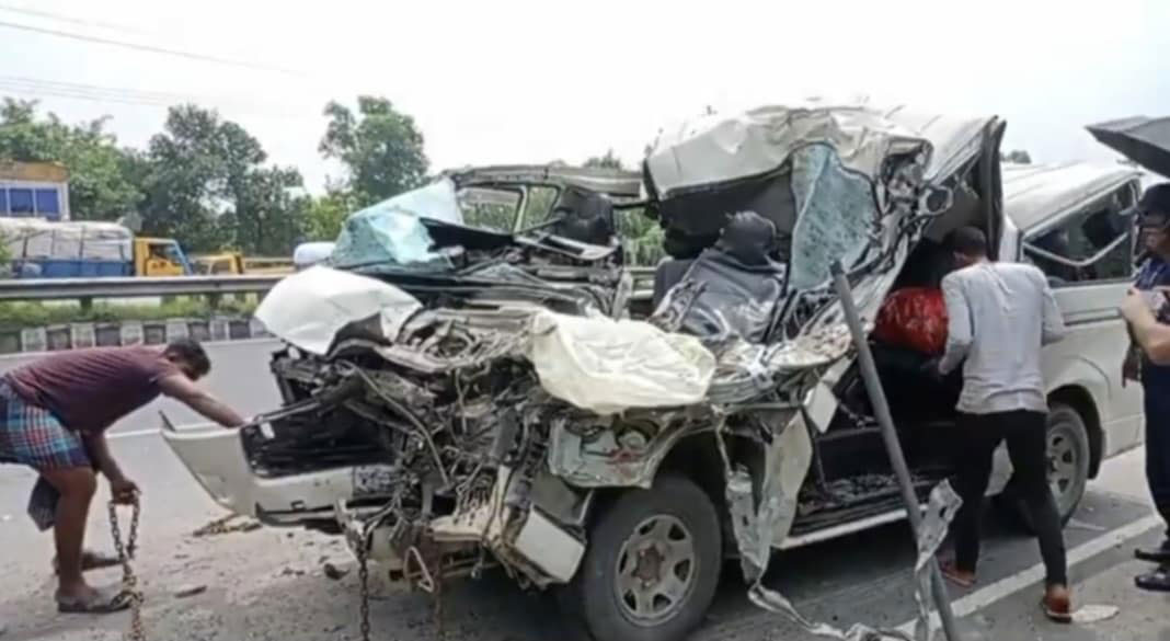 বাড়ি ফেরার পথে টাঙ্গাইলে সড়ক দুর্ঘটনায় ২ ছেলেসহ বাবার মৃত্যু, আহত তিন