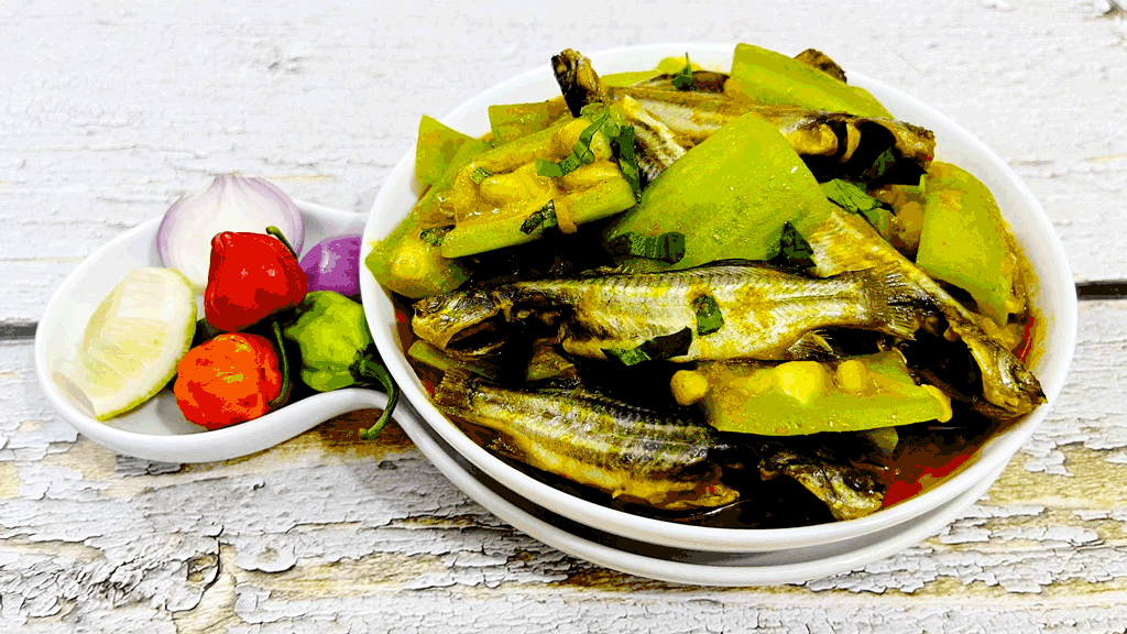 ট্যাংরা মাছ দিয়ে চিচিঙ্গার রসা