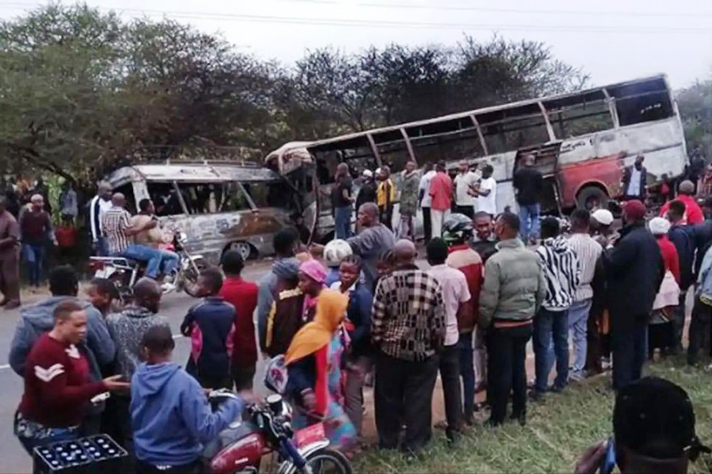 তানজানিয়ায় বাস-মাইক্রোবাস সংঘর্ষ, আগুনে পুড়ে ৩৮ জনের মৃত্যু