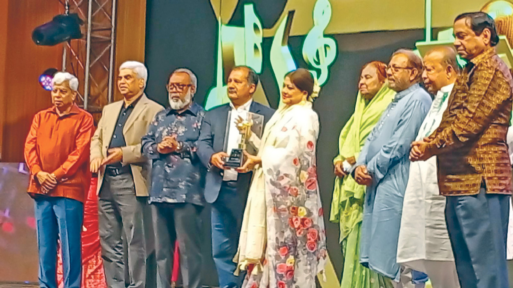 বগুড়ায় তারার মেলা, কনকচাঁপা পেলেন আজীবন সম্মাননা