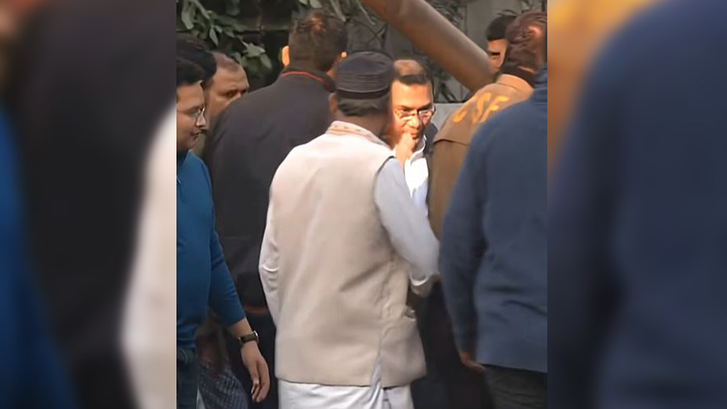 বাসা থেকে হেঁটে অফিসে গেলেন তারেক রহমান