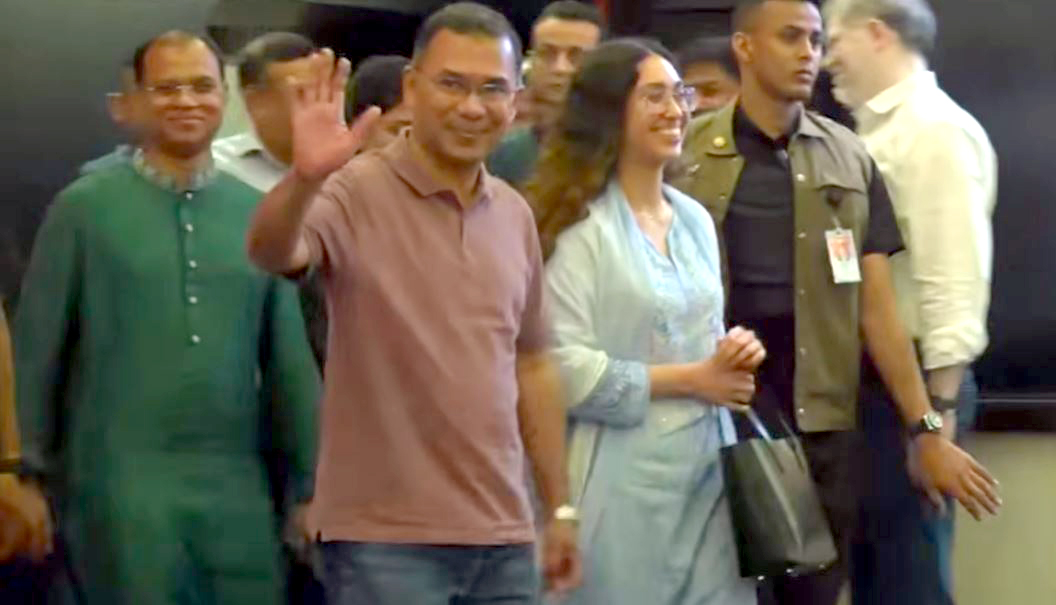 মেয়ে জাইমাকে নিয়ে হলে সিনেমা দেখলেন প্রধানমন্ত্রী