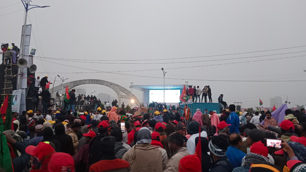 দীর্ঘ ১৭ বছরের নির্বাসিত জীবনের অবসান ঘটিয়ে আজ দেশে ফিরছেন বিএনপির ভারপ্রাপ্ত চেয়ারম্যান তারেক রহমান। তাঁর স্বদেশ প্রত্যাবর্তনকে ঘিরে রাজধানীর পূর্বাচলের ৩০০ ফুট সড়ক এলাকায় সকাল থেকেই ব্যাপক জনসমাগম দেখা গেছে। তারেক রহমানকে স্বাগত জানাতে বিভিন্ন এলাকা থেকে আসা নেতা-কর্মী ও সমর্থকদের উপস্থিতিতে সড়কটি লোকে লোকারণ্য হয়ে উঠেছে। ফলে ওই এলাকায় তীব্র যানজটের সৃষ্টি হয়। পরিস্থিতি নিয়ন্ত্রণ ও যান চলাচল স্বাভাবিক রাখতে সকাল ৭টার দিকে সেনাবাহিনীর সদস্যরা পূর্বাচলের ৩০০ ফুট সড়কে এসে যানজট নিরসনের কাজে অংশ ন