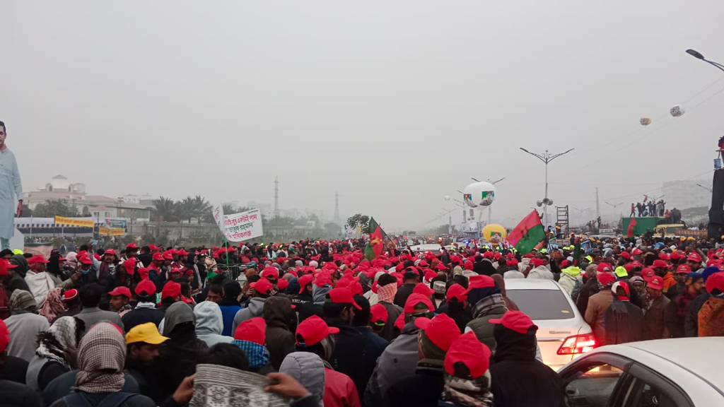 দীর্ঘ ১৭ বছরের নির্বাসিত জীবনের অবসান ঘটিয়ে আজ দেশে ফিরছেন বিএনপির ভারপ্রাপ্ত চেয়ারম্যান তারেক রহমান। তাঁর স্বদেশ প্রত্যাবর্তনকে ঘিরে রাজধানীর পূর্বাচলের ৩০০ ফুট সড়ক এলাকায় সকাল থেকেই ব্যাপক জনসমাগম দেখা গেছে। তারেক রহমানকে স্বাগত জানাতে বিভিন্ন এলাকা থেকে আসা নেতা-কর্মী ও সমর্থকদের উপস্থিতিতে সড়কটি লোকে লোকারণ্য হয়ে উঠেছে। ফলে ওই এলাকায় তীব্র যানজটের সৃষ্টি হয়। পরিস্থিতি নিয়ন্ত্রণ ও যান চলাচল স্বাভাবিক রাখতে সকাল ৭টার দিকে সেনাবাহিনীর সদস্যরা পূর্বাচলের ৩০০ ফুট সড়কে এসে যানজট নিরসনের কাজে অংশ ন