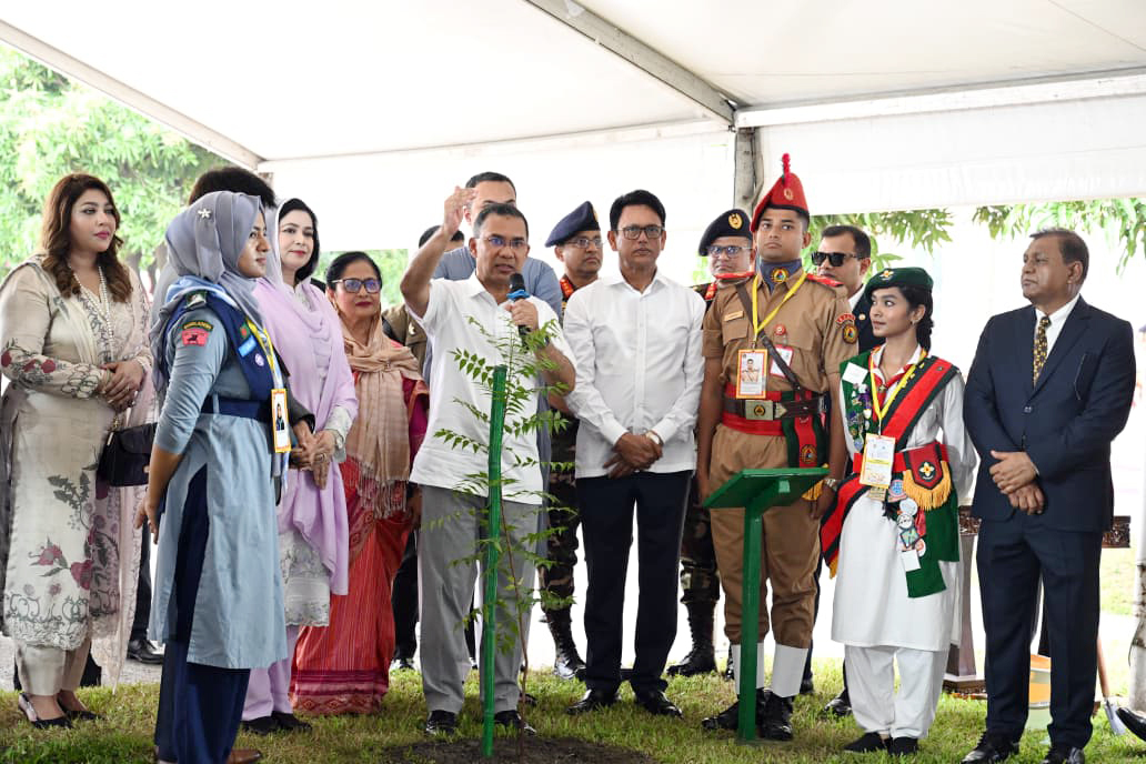 প্রধানমন্ত্রী তারেক রহমান সারা দেশে মাধ্যমিক স্কুল পর্যায়ে শিক্ষার্থীদের বৃক্ষরোপণ কর্মসূচির উদ্বোধন করেন। ছবি: পিএমও