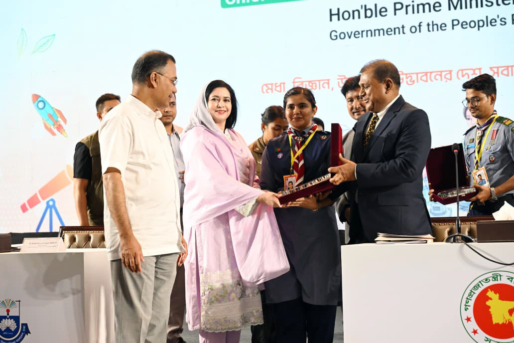 প্রধানমন্ত্রী তারেক রহমান ও তাঁর সহধর্মিণী জুবাইদা রহমান বিভিন্ন ক্যাটাগরিতে বিজয়ী শিক্ষার্থীদের হাতে পুরস্কার তুলে দেন। ছবি: পিএমও