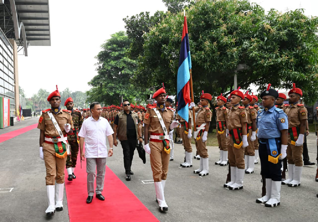প্রধানমন্ত্রী অনুষ্ঠানস্থলে পৌঁছালে বিএনসিসির একটি দল তাঁকে গার্ড অব অনার প্রদান করে। ছবি: পিএমও