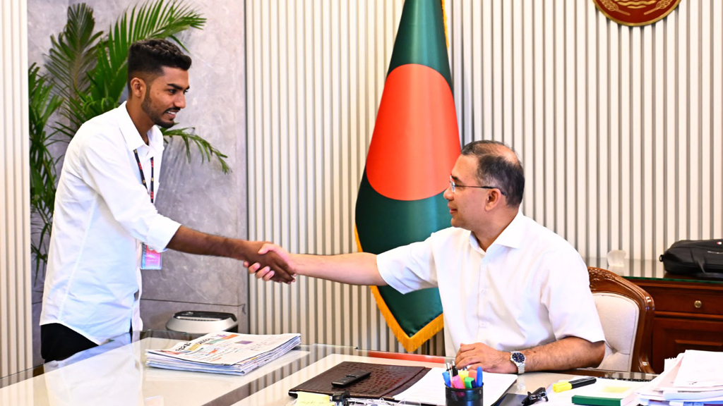 রক্তমাখা পতাকা প্রধানমন্ত্রীর হাতে তুলে দিলেন জুলাই আন্দোলনে আহত শেখ আজিজুর