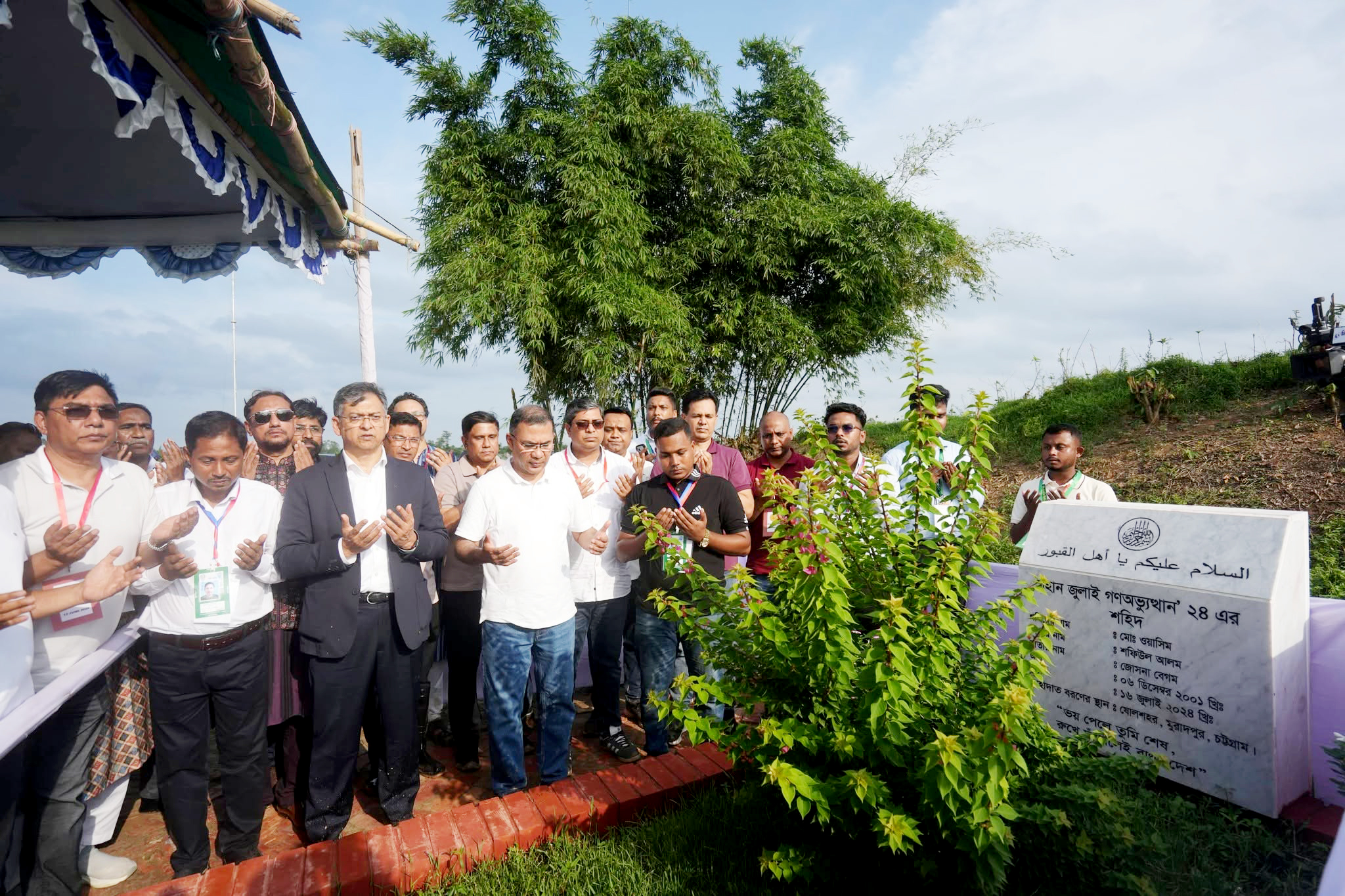 শহীদ ওয়াসিমের কবর জিয়ারত করলেন প্রধানমন্ত্রী, মায়ের হাতে দিলেন ২০ লাখ টাকার সঞ্চয়পত্র