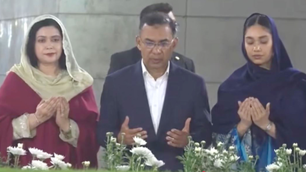 সপরিবারে মা-বাবার কবর জিয়ারত করলেন তারেক রহমান