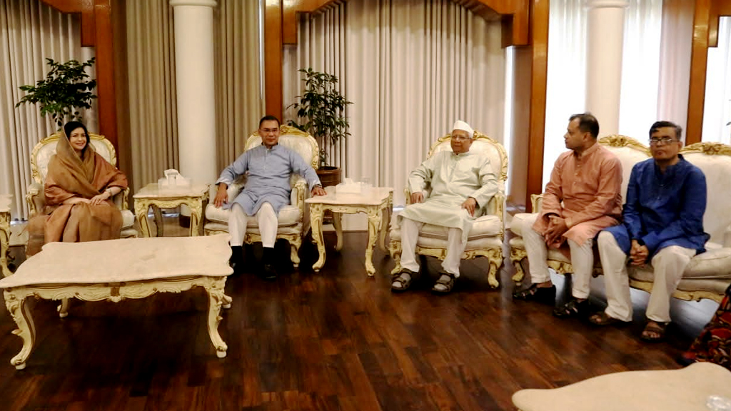 প্রধানমন্ত্রীর সঙ্গে ড. ইউনূসের ঈদ শুভেচ্ছা বিনিময়