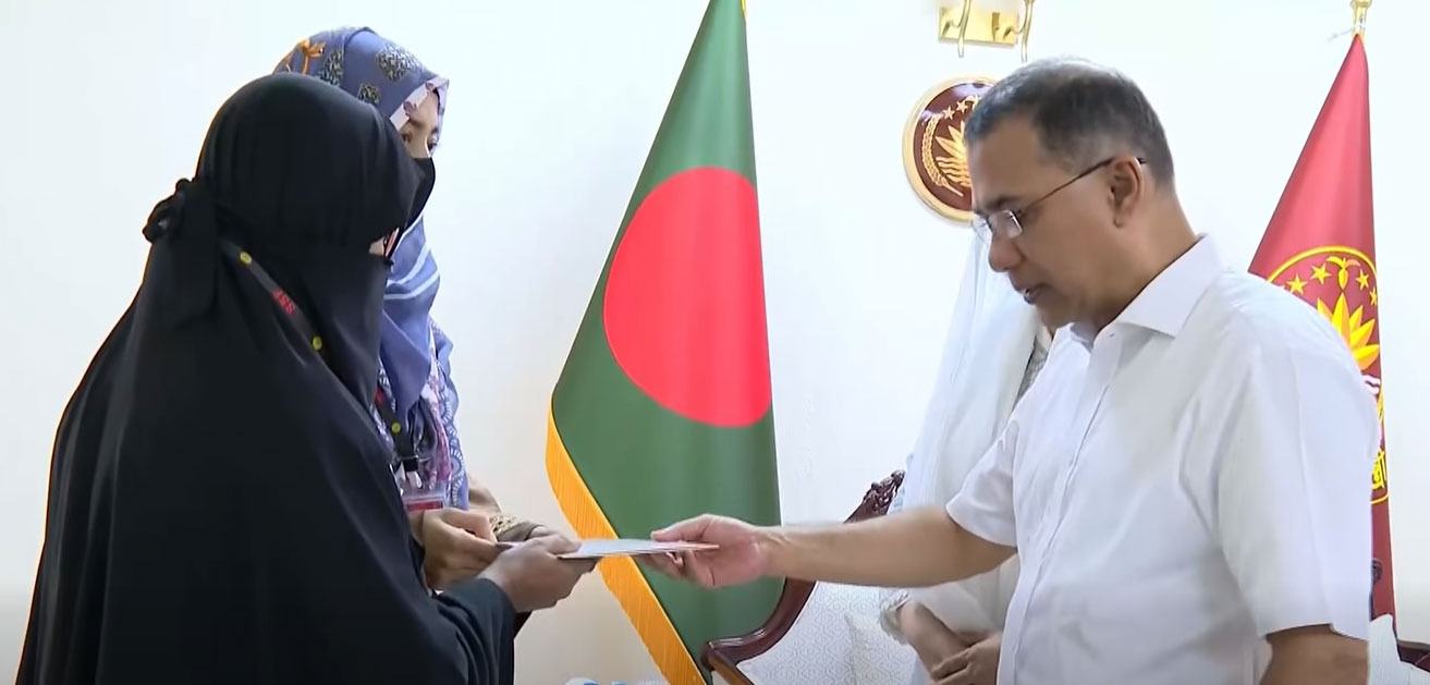 হাটহাজারীতে নিহত দুই সেনাসদস্যের পরিবারকে প্রধানমন্ত্রীর আর্থিক সহায়তা