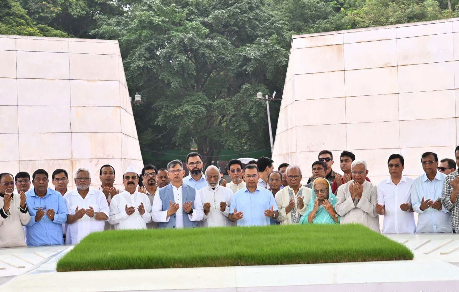 বিএনপির প্রতিষ্ঠাবার্ষিকীতে জিয়াউর রহমান ও খালেদা জিয়ার সমাধিতে প্রধানমন্ত্রীর শ্রদ্ধা