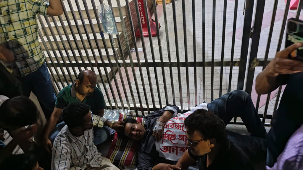 স্যালাইন দেওয়া হচ্ছে আমজনতার তারেককে