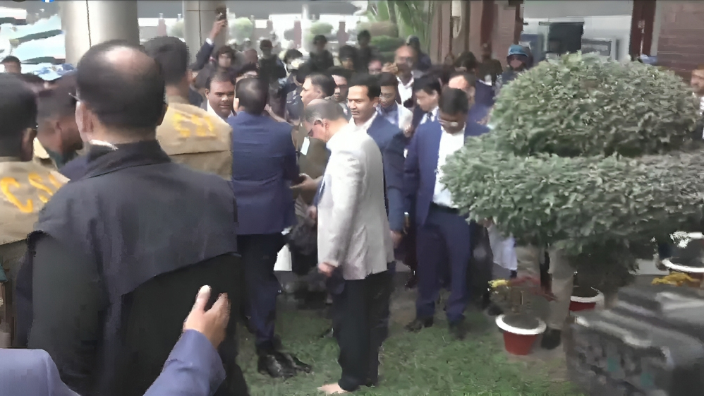 খালি পায়ে বিমানবন্দরের বাগানে হাঁটলেন তারেক রহমান