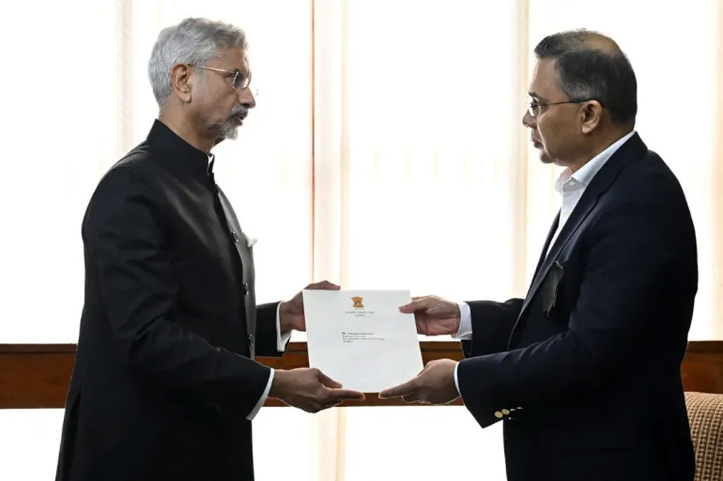 তারেক রহমানের হাতে নরেন্দ্র মোদির চিঠি তুলে দেন জয়শঙ্কর। ছবি: এএফপি