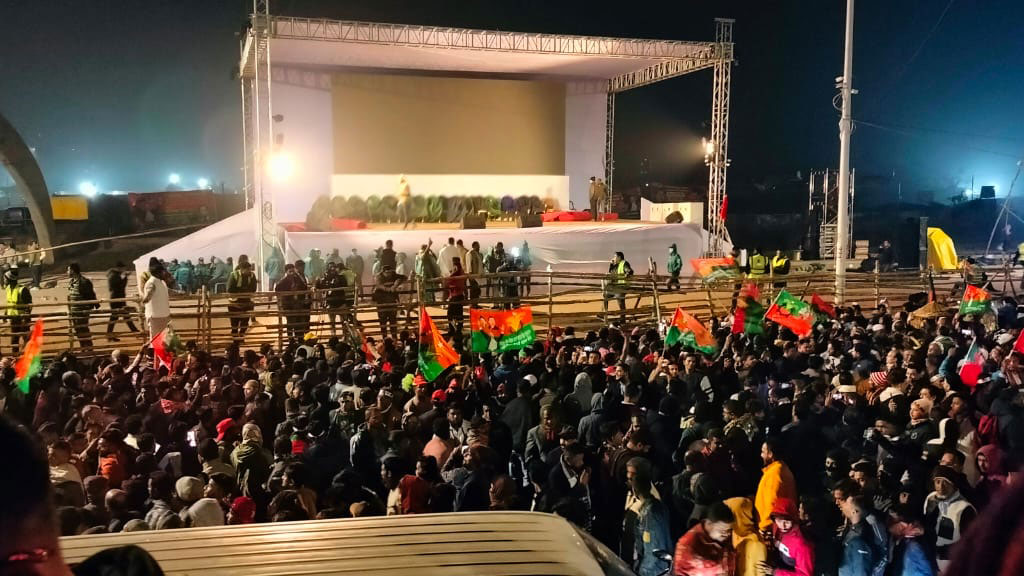 রাত ১২টার সময়ই কানায় কানায় পূর্ণ সংবর্ধনাস্থল