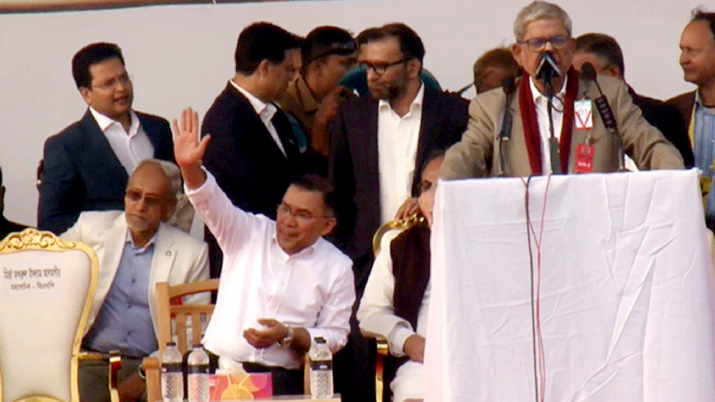 মঞ্চে আলিশান আসন ছেড়ে প্লাস্টিকের চেয়ারে তারেক রহমান