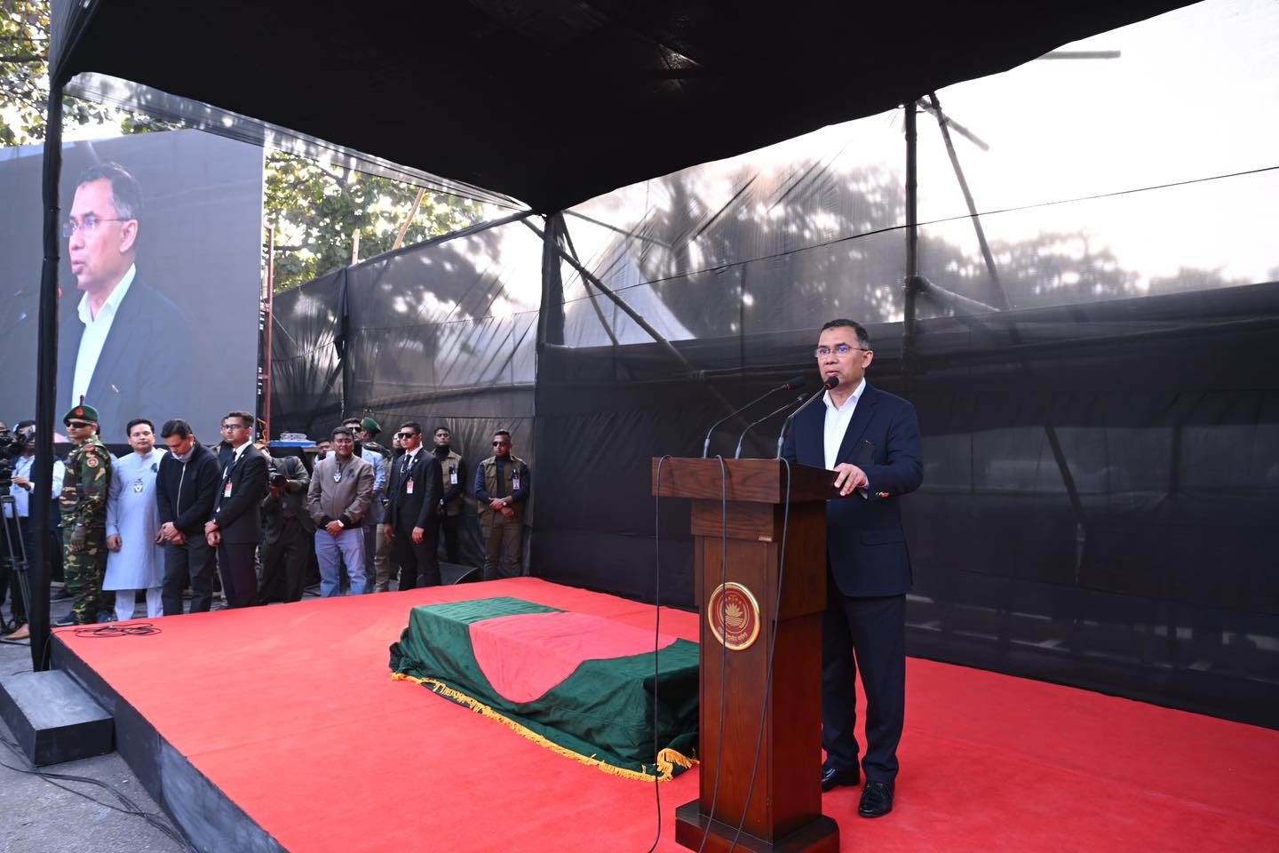 জানাজা নামাজের আগে মায়ের পক্ষ থেকে সবার কাছে দোয়া ও ক্ষমা চেয়ে নেন তারেক রহমান। ছবি: ফেসবুক