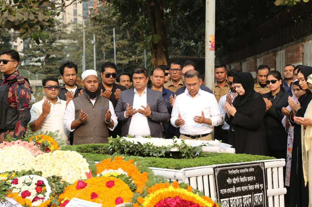 ছোট ভাইয়ের কবর জিয়ারত করলেন তারেক রহমান