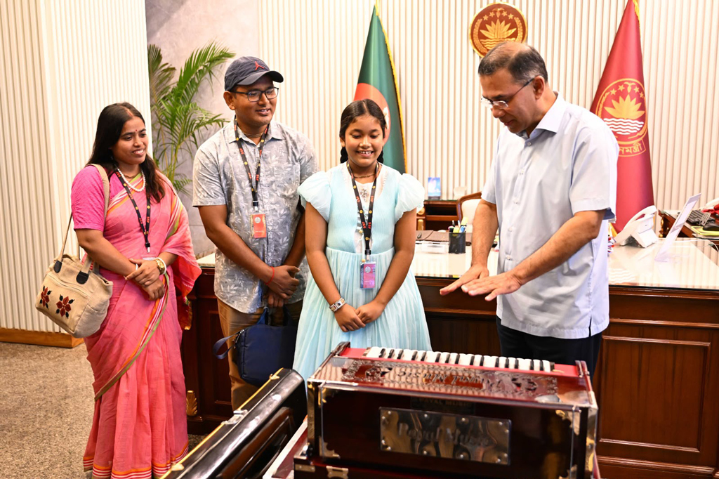 প্রধানমন্ত্রীর হাত থেকে উপহার পেল অনুশ্রী, স্বপ্ন পূরণ হলো নিরাপত্তাকর্মী রাকিবেরও