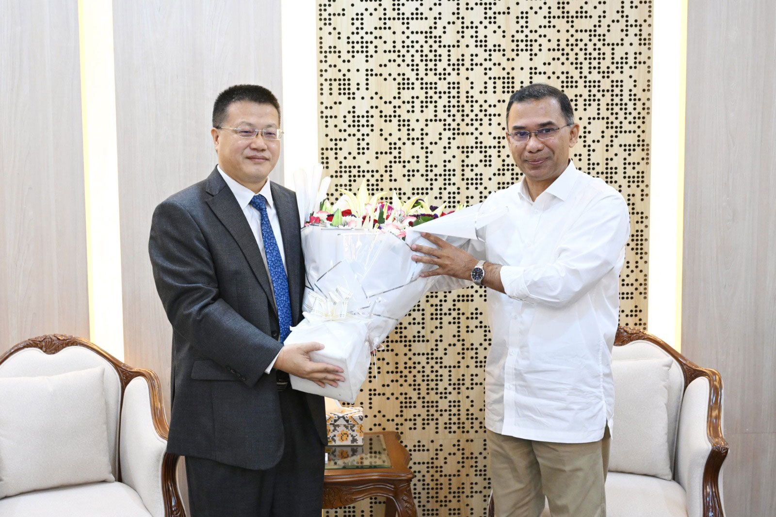 প্রধানমন্ত্রীর সঙ্গে চীনের রাষ্ট্রদূতের সাক্ষাৎ, সফরের আমন্ত্রণ