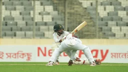 স্ট্রেচারে করে মাঠ ছাড়লেন হৃদয়