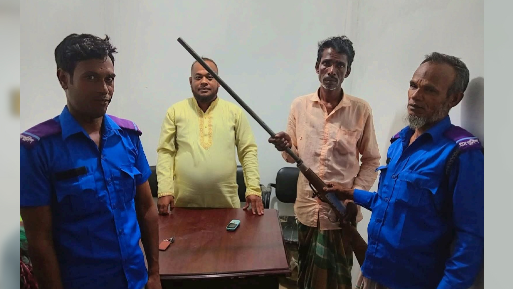 ফটিকছড়িতে চা বাগান থেকে দেশীয় বন্দুকসহ শ্রমিক আটক