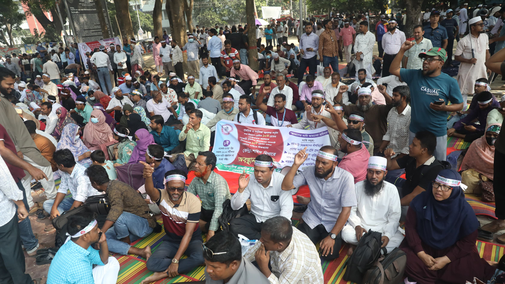 প্রাথমিকের শিক্ষকদের কর্মবিরতি স্থগিত, অবস্থান কর্মসূচি চলবে