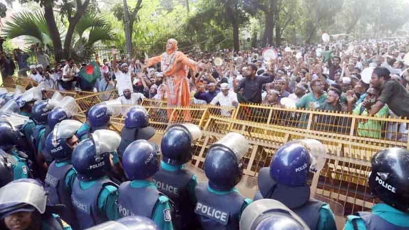 এমপিওভুক্ত শিক্ষক-কর্মচারীদের ‘ভুখা মিছিল’ আটকে দিল পুলিশ