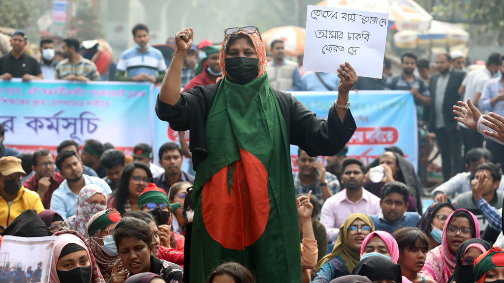 আন্দোলনরত প্রাথমিক শিক্ষকদের নিয়োগ বাতিলের রায় স্থগিত চেয়ে আবেদন