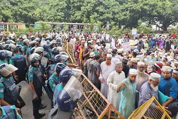 শিক্ষা উপদেষ্টার দেখা না পেয়ে পদত্যাগ দাবি করলেন ইবতেদায়ি শিক্ষকেরা