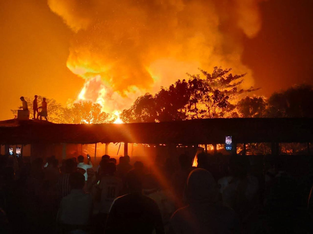 রোহিঙ্গা ক্যাম্পে আগুন, শতাধিক ঘরবাড়ি পুড়ে ছাই