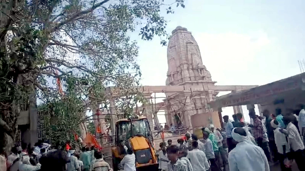 মহারাষ্ট্রে মন্দিরের ছাদ ধসে ৪ জনের মৃত্যু, বহু পুণ্যার্থী আটকা পড়ার আশঙ্কা
