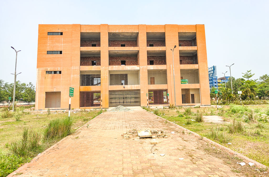 চালু না হওয়া টার্মিনালে মাদকসেবীদের আড্ডা