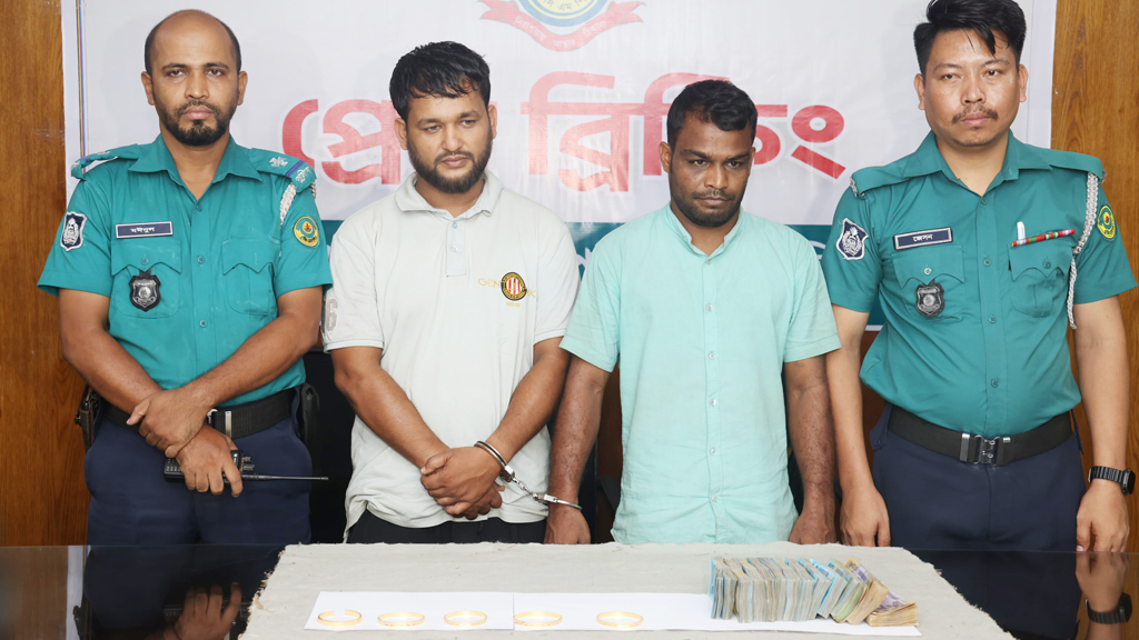 চট্টগ্রামে ব্যবসায়ীর ১৭ ভরি স্বর্ণালংকার ছিনতাই, গ্রেপ্তার ২