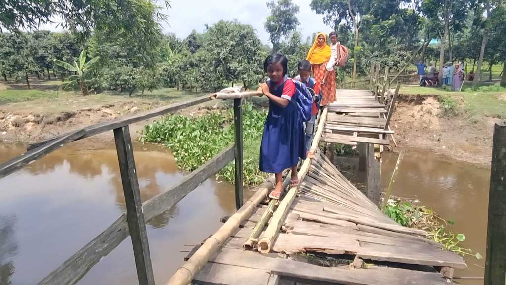 পীরগঞ্জে ৭ কিলোমিটার ঘুরে উপজেলা সদরে যাতায়াত, ঝুঁকি নিয়ে পারাপার শিক্ষার্থী-রোগীদের