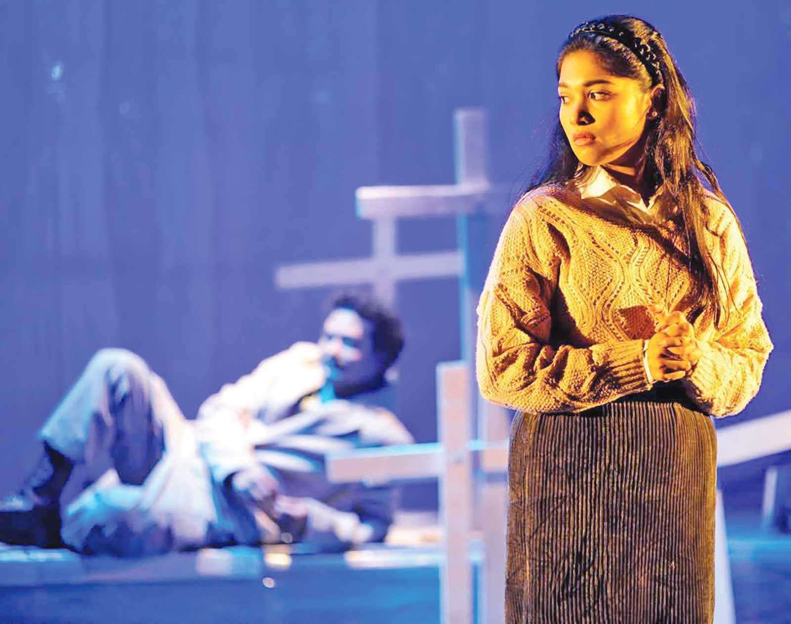 এক্টোম্যানিয়ার ‘দ্য ম্যান আউটসাইড’ নাটকের দৃশ্য। ছবি: সংগৃহীত