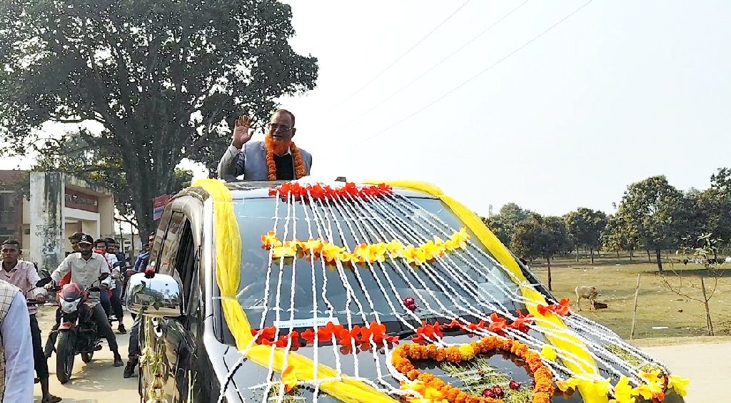 ভালোবাসা দিবসে জাঁকজমক আয়োজনে প্রিয় শিক্ষককে বিদায়