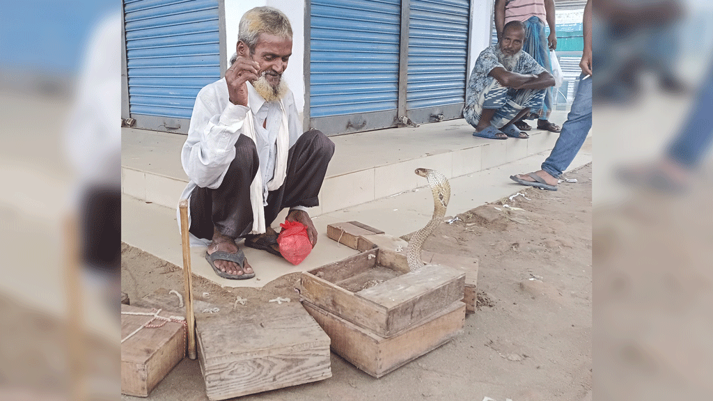 ঝাড়ফুঁক নয়, ওঝারও ভরসা একমাত্র ভ্যাকসিনে