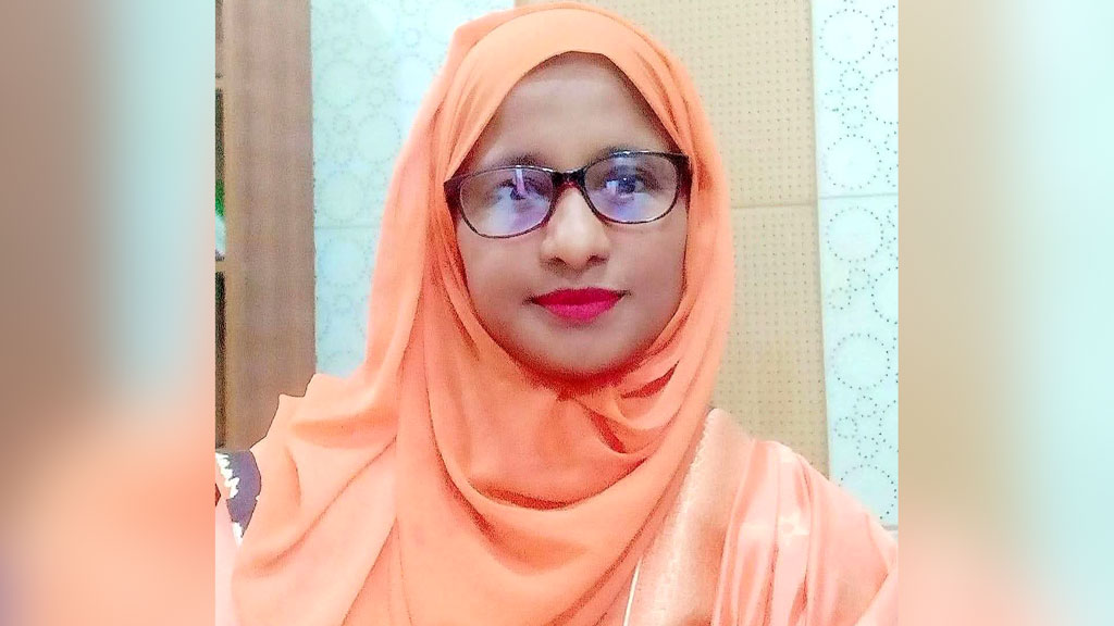 দুর্ঘটনায় দুই পা হারালেন সংবাদ পাঠিকা
