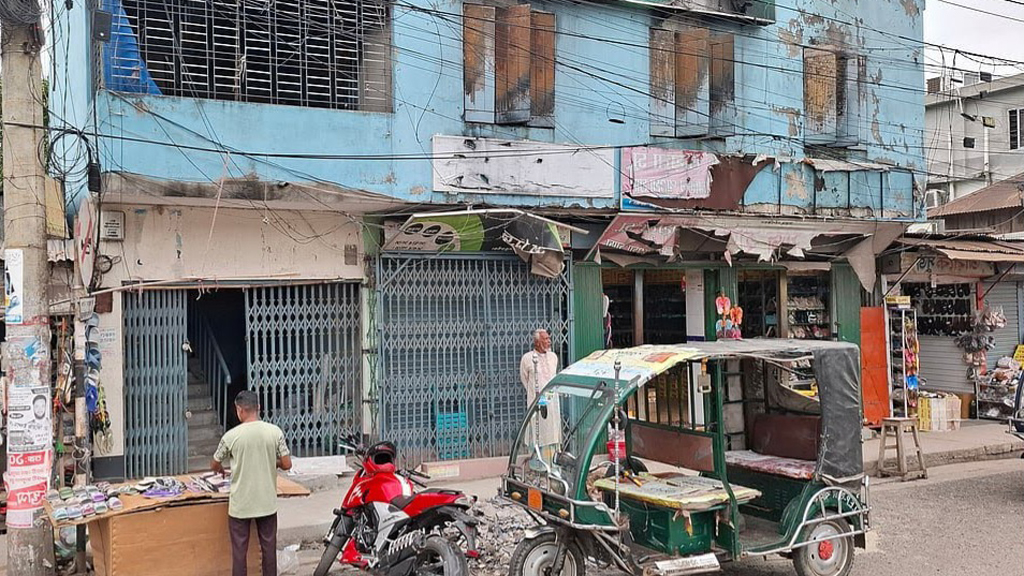 আ.লীগের কার্যালয় থেকে ‘জুলাই যোদ্ধার’ সেই ব্যানার অপসারণ