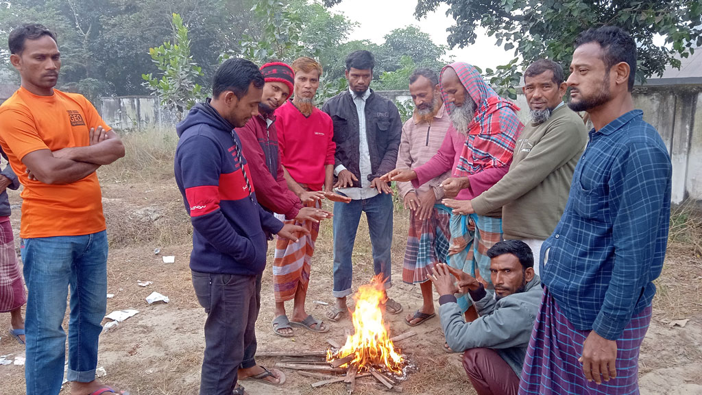 ৪ দিন ধরে দেখা নেই সূর্যের, হাড় কাঁপানো শীতে কাঁপছে ঠাকুরগাঁও