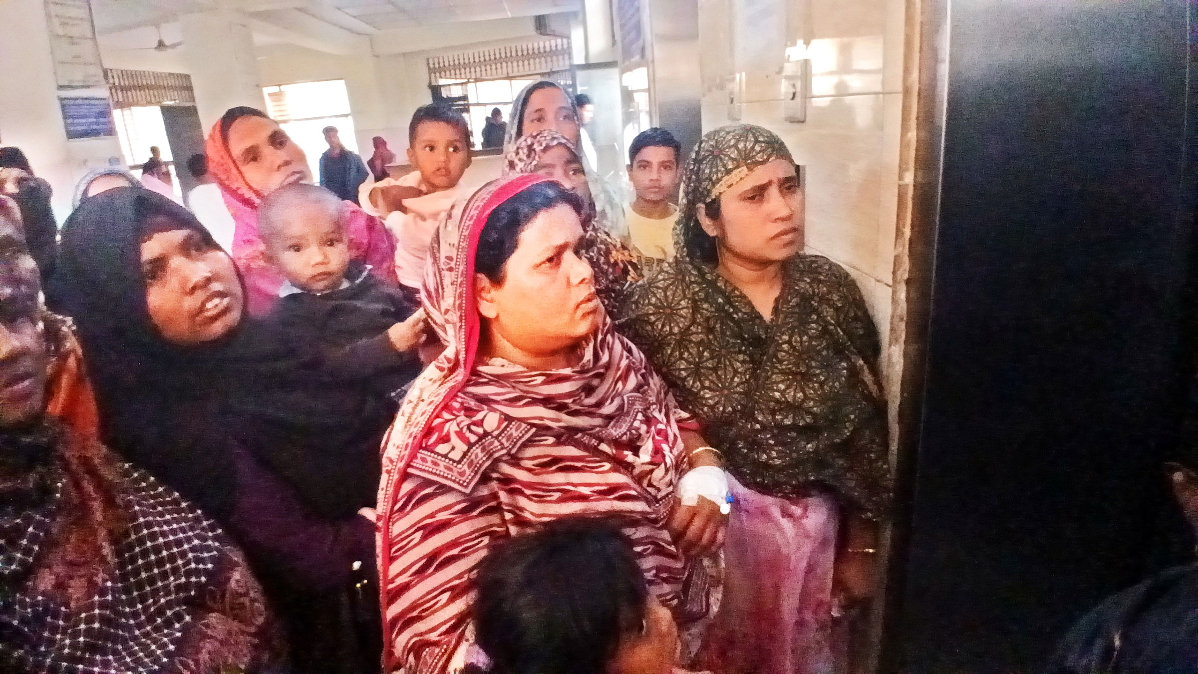 ঠাকুরগাঁও জেনারেল হাসপাতাল: বিকল লিফট, কাঁধে সাত তলায় তোলা হয় রোগী